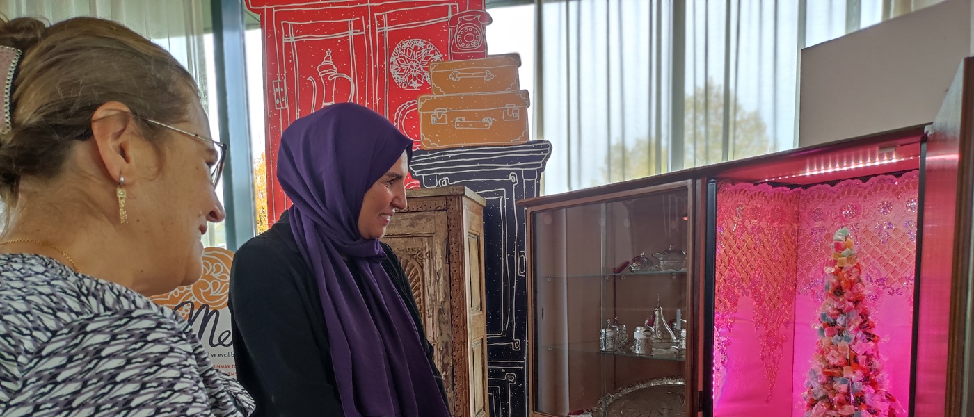 Senior Meral, met een Turkse achtergrond, is verhuisd en opent een klankkast in haar nieuwe kamer