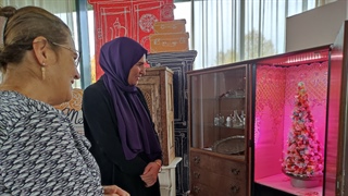 Senior Meral, met een Turkse achtergrond, is verhuisd en opent een klankkast...